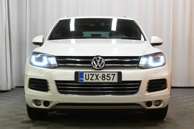 Valkoinen Maastoauto, Volkswagen Touareg – UZX-857