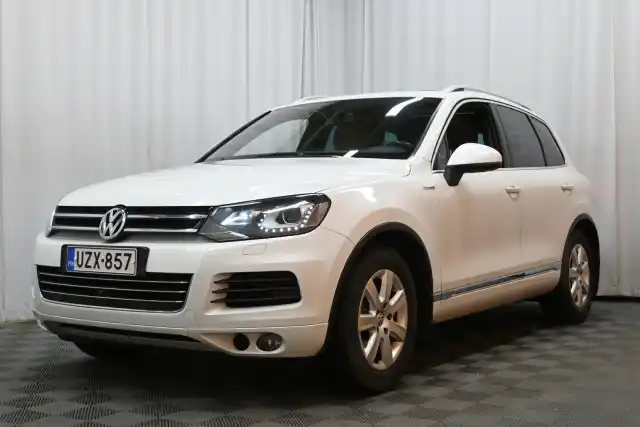 Valkoinen Maastoauto, Volkswagen Touareg – UZX-857