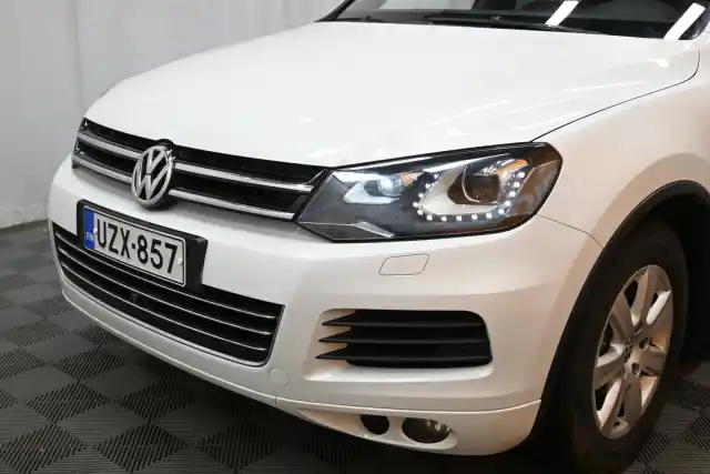 Valkoinen Maastoauto, Volkswagen Touareg – UZX-857