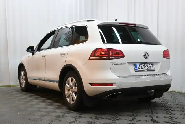 Valkoinen Maastoauto, Volkswagen Touareg – UZX-857