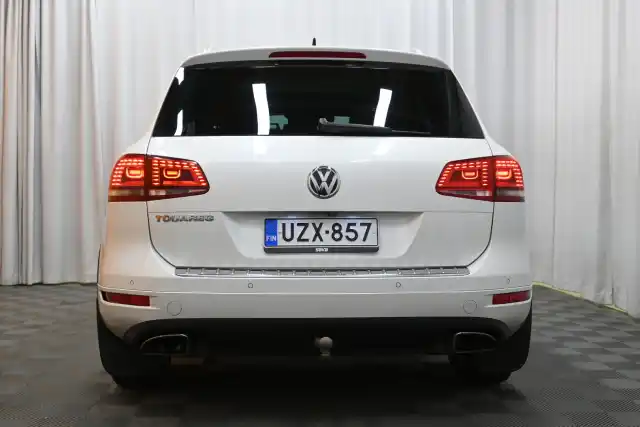 Valkoinen Maastoauto, Volkswagen Touareg – UZX-857