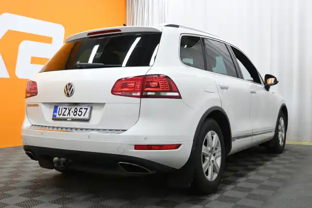 Valkoinen Maastoauto, Volkswagen Touareg – UZX-857