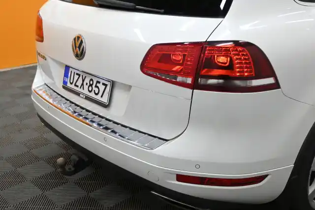 Valkoinen Maastoauto, Volkswagen Touareg – UZX-857