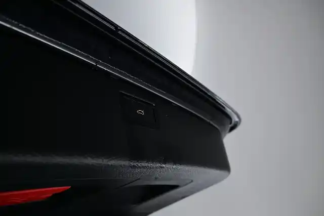 Musta Farmari, Volkswagen Passat – UZY-301