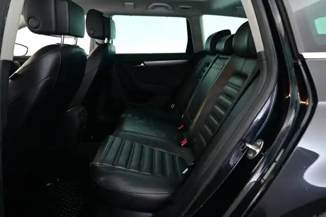 Musta Farmari, Volkswagen Passat – UZY-301