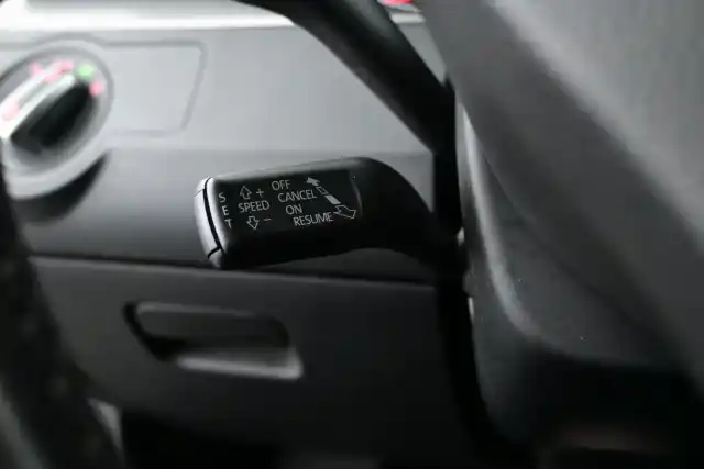 Musta Farmari, Volkswagen Passat – UZY-301