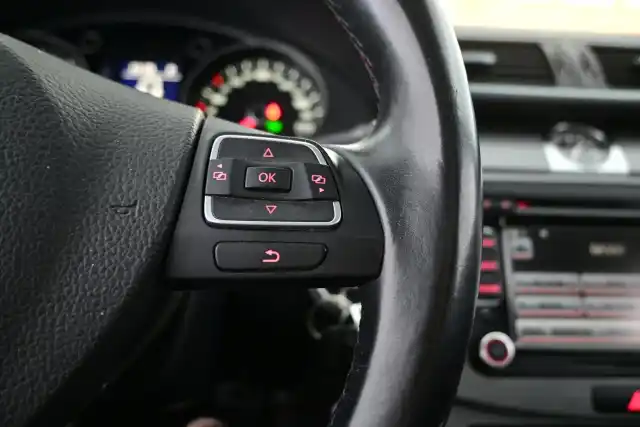 Musta Farmari, Volkswagen Passat – UZY-301