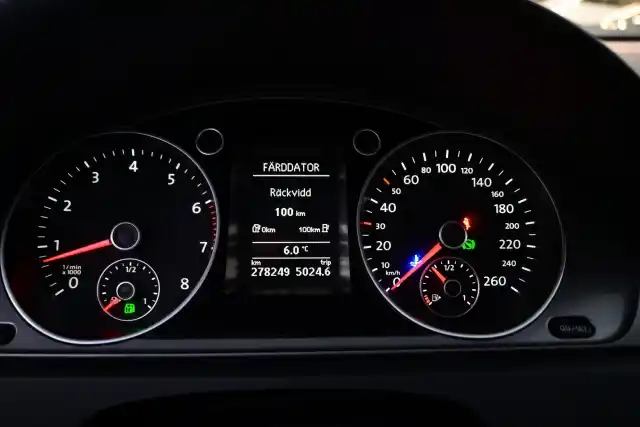 Musta Farmari, Volkswagen Passat – UZY-301