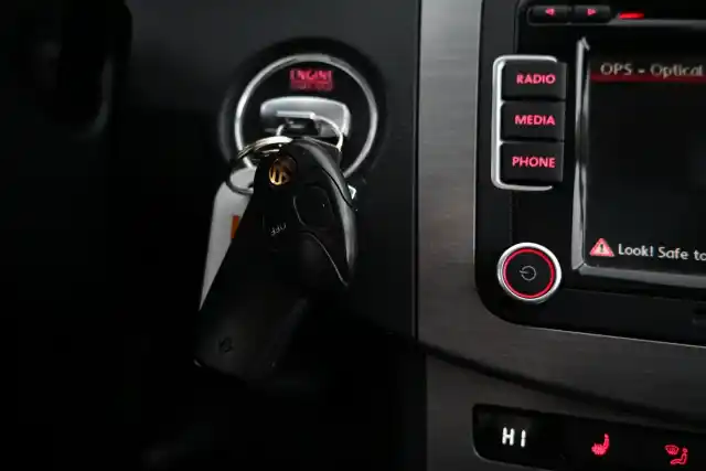Musta Farmari, Volkswagen Passat – UZY-301
