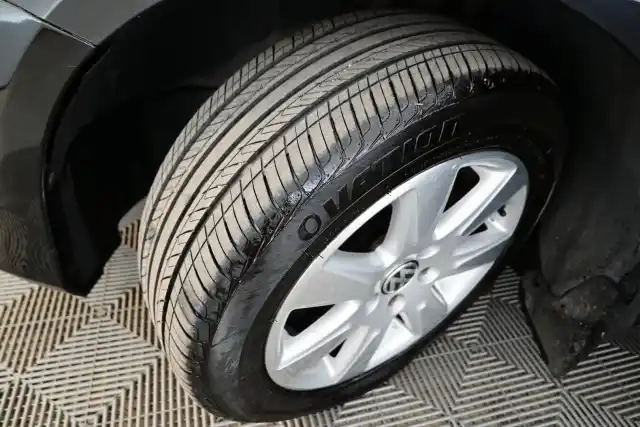 Musta Farmari, Volkswagen Passat – UZY-301