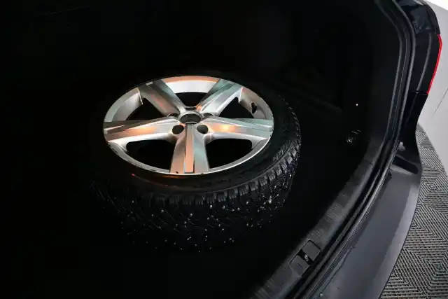 Musta Farmari, Volkswagen Passat – UZY-301