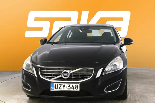 Musta Sedan, Volvo S60 – UZY-348