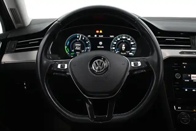 Harmaa Farmari, Volkswagen Passat – UZZ-324