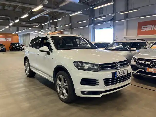 Valkoinen Maastoauto, Volkswagen Touareg – UZZ-871