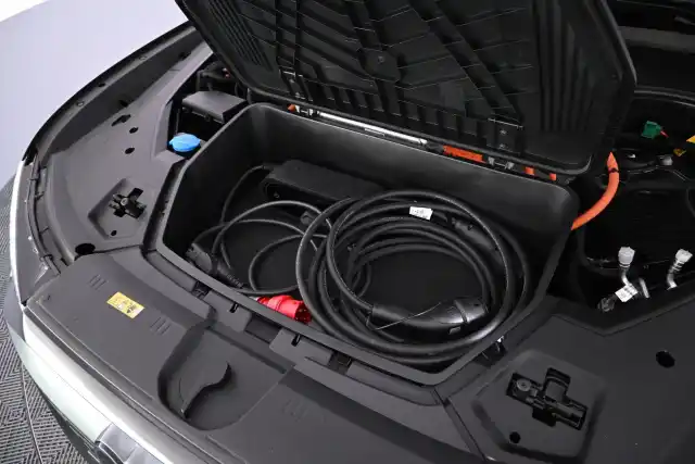 Musta Maastoauto, Audi Q8 e-tron – VAR-002386