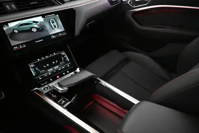 Musta Maastoauto, Audi Q8 e-tron – VAR-002386
