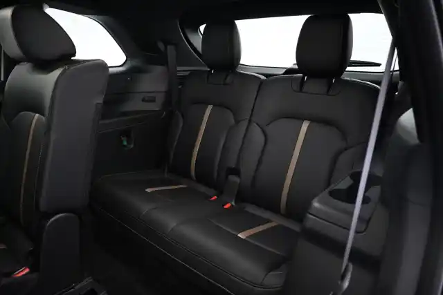 Ruskea Maastoauto, Mazda CX-80 – VAR-00247