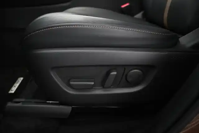 Ruskea Maastoauto, Mazda CX-80 – VAR-00247