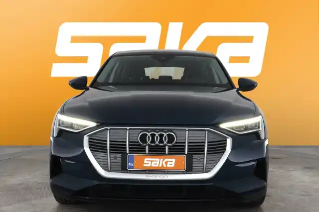 Sininen Maastoauto, Audi e-tron – VAR-00268