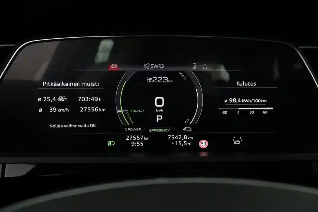 Sininen Maastoauto, Audi e-tron – VAR-00268