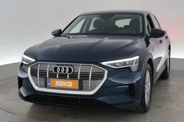 Sininen Maastoauto, Audi e-tron – VAR-00268