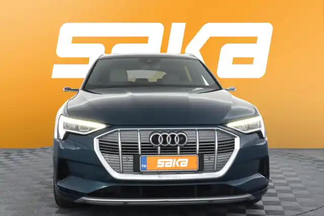 Sininen Maastoauto, Audi e-tron – VAR-00452
