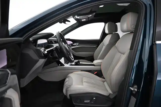 Sininen Maastoauto, Audi e-tron – VAR-00452