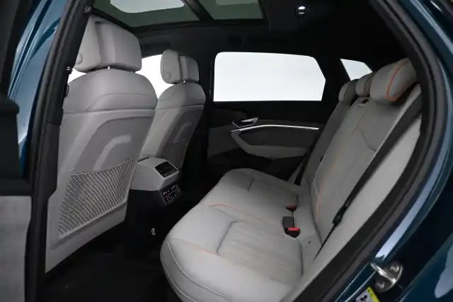 Sininen Maastoauto, Audi e-tron – VAR-00452