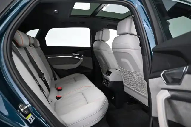 Sininen Maastoauto, Audi e-tron – VAR-00452