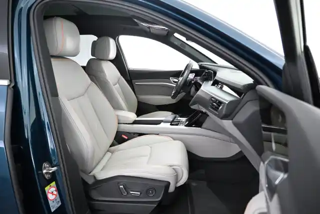 Sininen Maastoauto, Audi e-tron – VAR-00452
