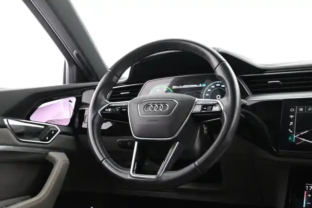 Sininen Maastoauto, Audi e-tron – VAR-00452