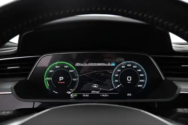 Sininen Maastoauto, Audi e-tron – VAR-00452