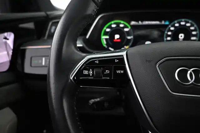 Sininen Maastoauto, Audi e-tron – VAR-00452