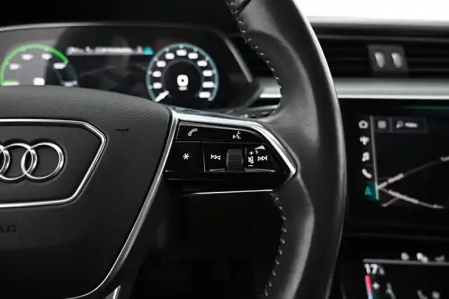 Sininen Maastoauto, Audi e-tron – VAR-00452