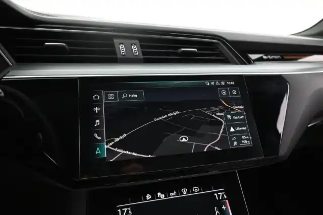 Sininen Maastoauto, Audi e-tron – VAR-00452