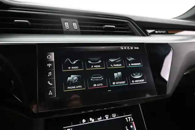 Sininen Maastoauto, Audi e-tron – VAR-00452