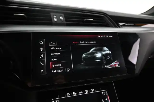 Sininen Maastoauto, Audi e-tron – VAR-00452