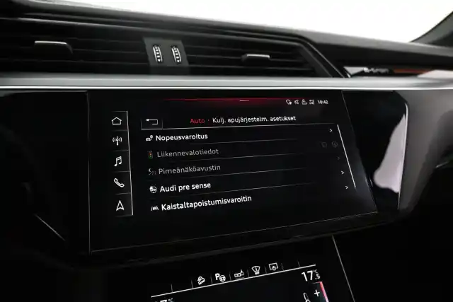 Sininen Maastoauto, Audi e-tron – VAR-00452