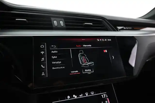 Sininen Maastoauto, Audi e-tron – VAR-00452