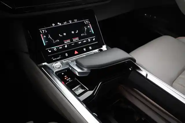 Sininen Maastoauto, Audi e-tron – VAR-00452