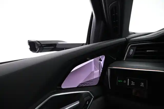 Sininen Maastoauto, Audi e-tron – VAR-00452
