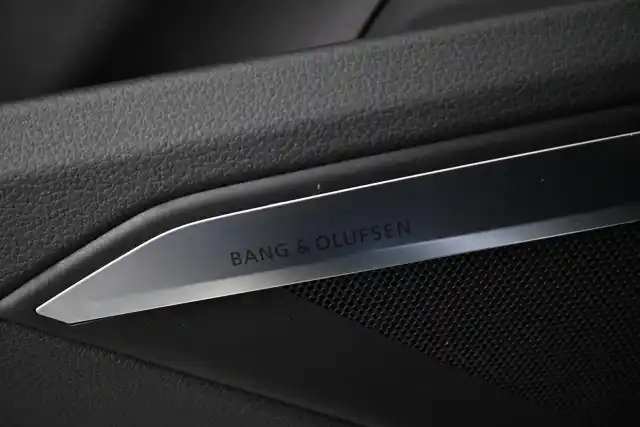 Sininen Maastoauto, Audi e-tron – VAR-00452
