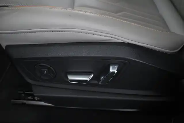 Sininen Maastoauto, Audi e-tron – VAR-00452