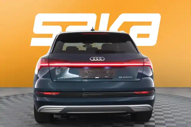 Sininen Maastoauto, Audi e-tron – VAR-00452