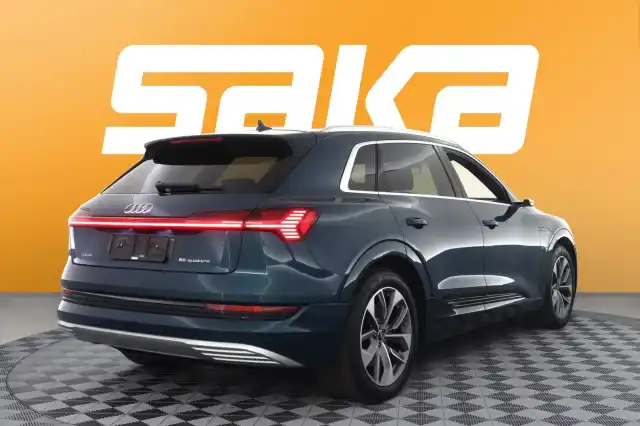 Sininen Maastoauto, Audi e-tron – VAR-00452