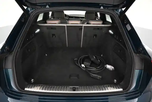 Sininen Maastoauto, Audi e-tron – VAR-00452