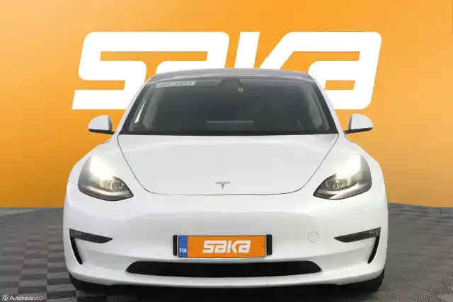 Valkoinen Sedan, Tesla Model 3 – VAR-00472