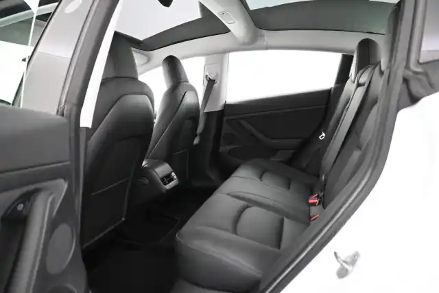 Valkoinen Sedan, Tesla Model 3 – VAR-00472