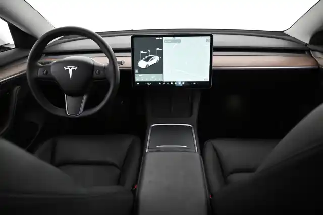 Valkoinen Sedan, Tesla Model 3 – VAR-00472