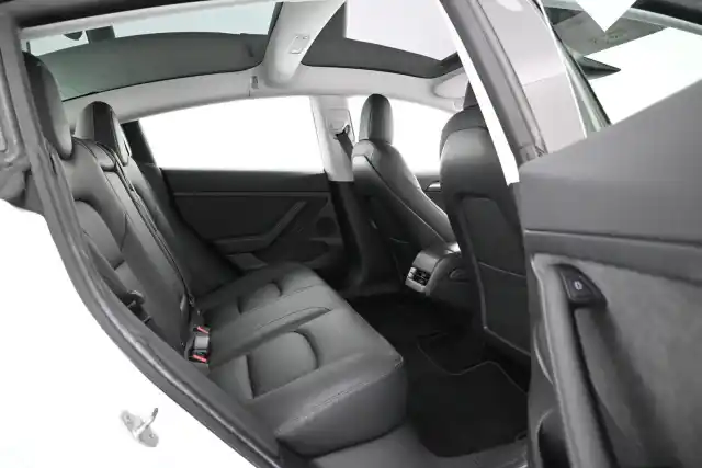 Valkoinen Sedan, Tesla Model 3 – VAR-00472